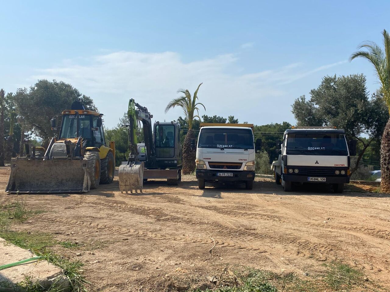 Urla hafriyat ve nakliye ekibi — kepçe ve damperli kamyonlar sahada